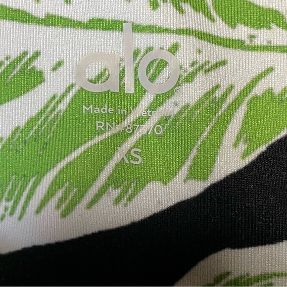 ALO Yoga Leggings Womens XS High Waist Capri Green Palm Springs Print Pants - Picture 12 of 12